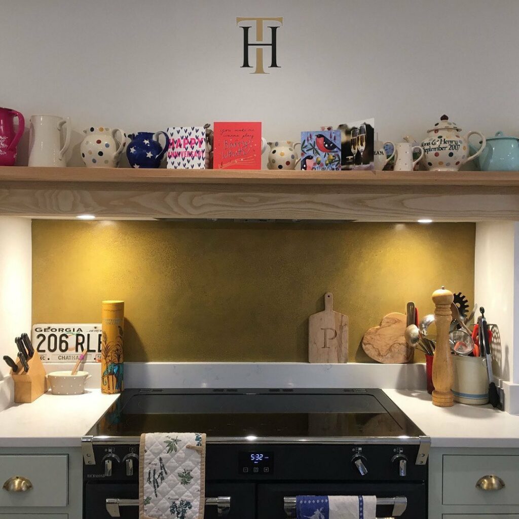 aged brass kitchen splashback